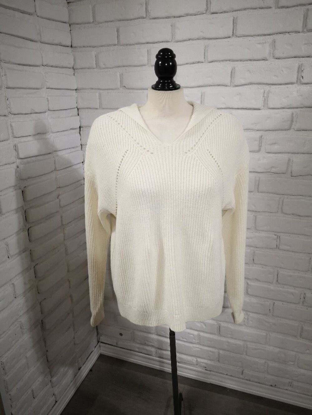 Joe Fresh Ladies Size Medium Cream Straight Fit V-neck Sweater with Hood